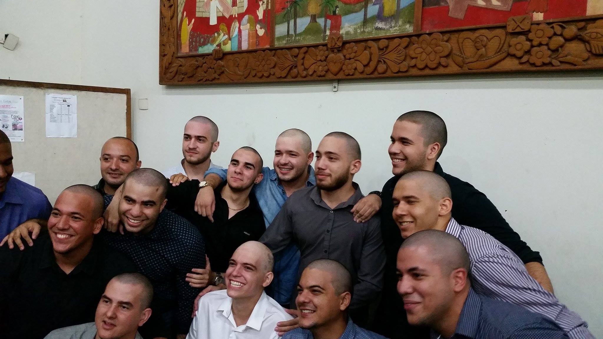 Carlinhos [de branco] entre os amigos na formatura