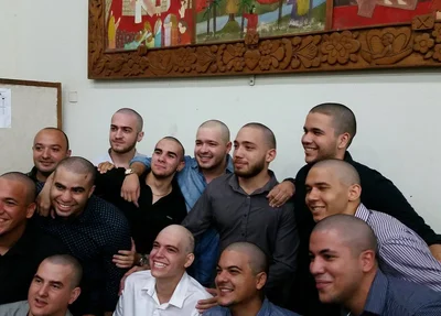 Carlinhos [de branco] entre os amigos na formatura