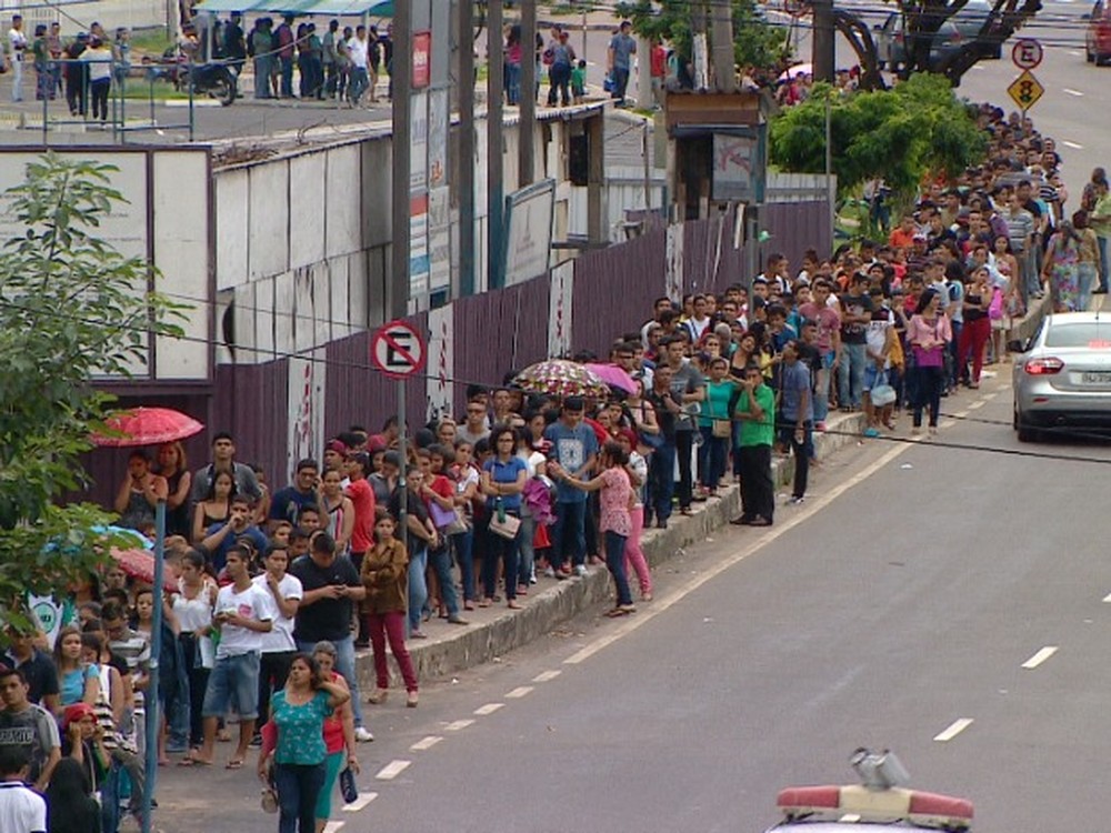Fila de desempregados no Amazonas