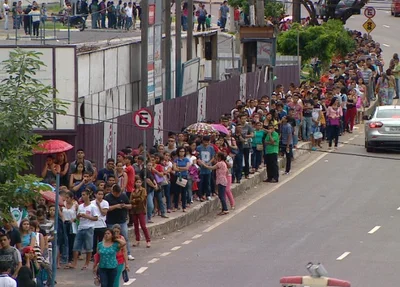 Fila de desempregados no Amazonas