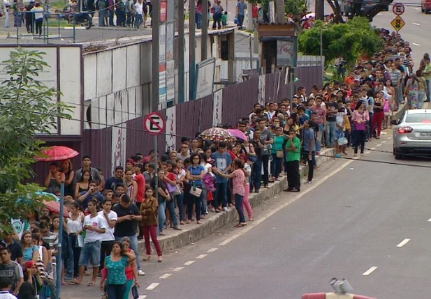 Fila de desempregados no Amazonas