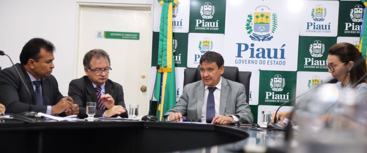 Governador em reunião para ampliar vagas para atendimentos de dependentes químicos
