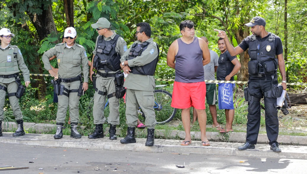 Polícia Militar e Civil, fazendo o levantamento da ocorrência