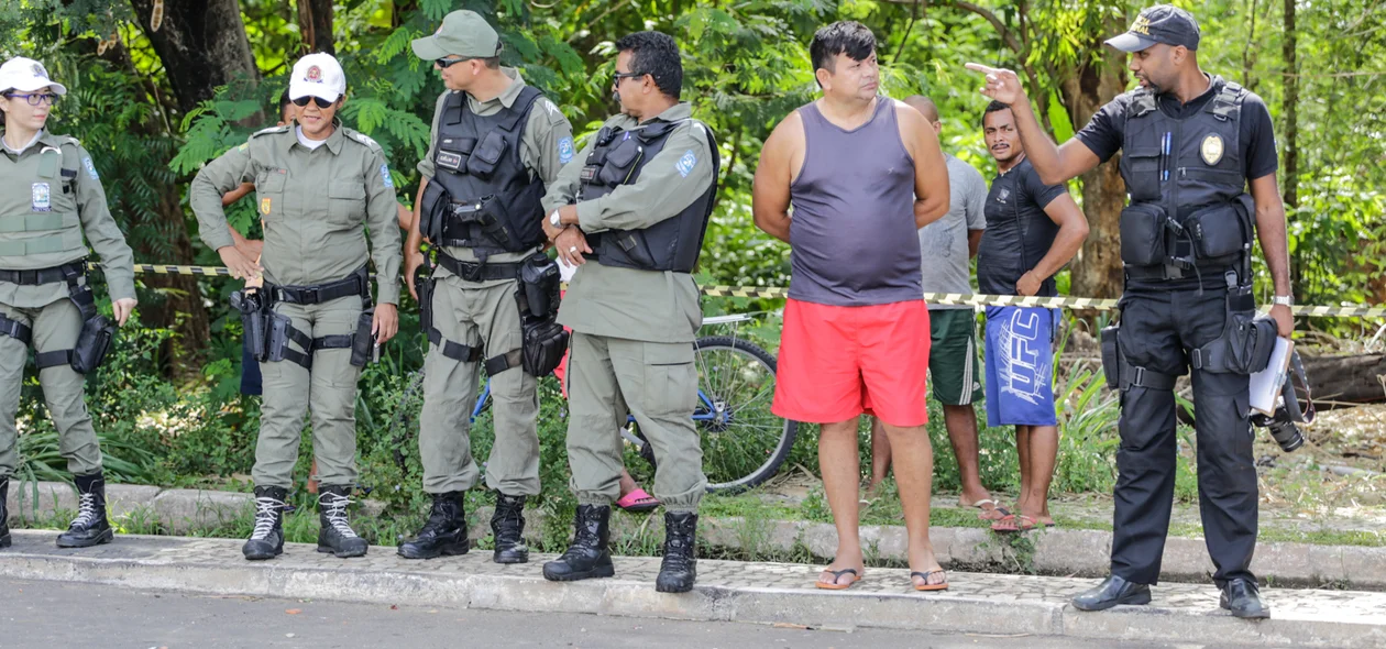 Polícia Militar e Civil, fazendo o levantamento da ocorrência