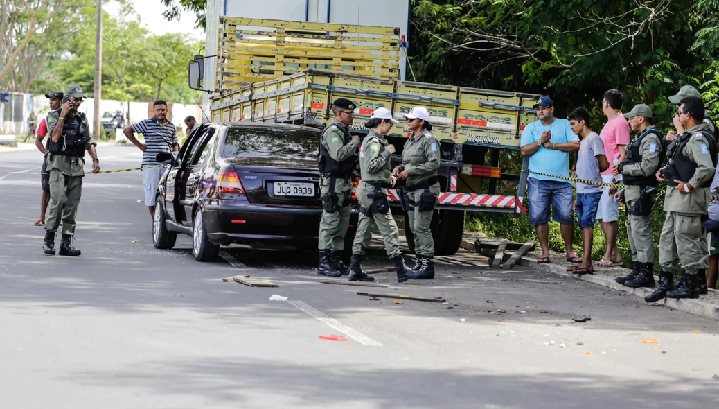 Polícia Militar, fazendo os procedimentos legais 