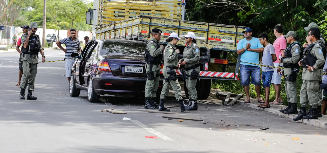 Polícia Militar, fazendo os procedimentos legais 
