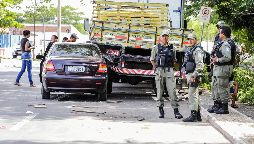 Policiais Militares, aguardando a pericia