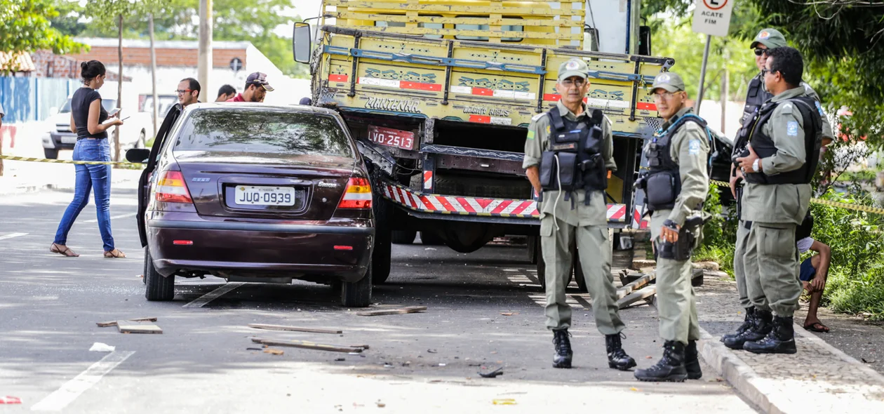 Policiais Militares, aguardando a pericia