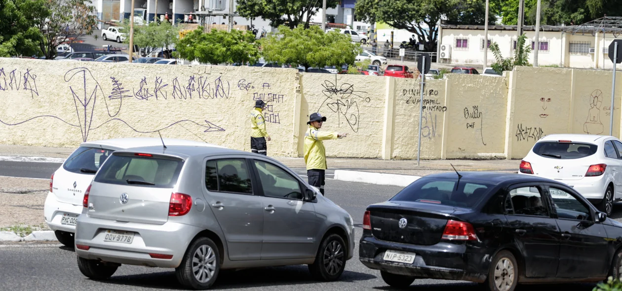 Strans organizando o trânsito no local 