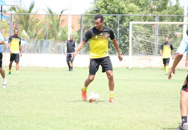 Atacante Eduardo em treino do Fla-PI