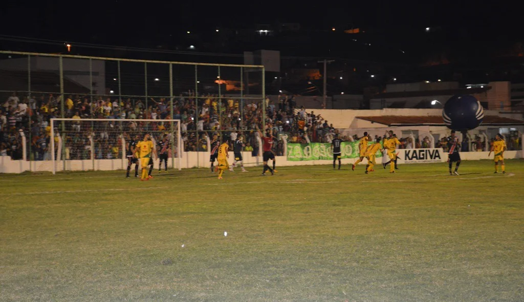 Atletas de Picos comemoram gol, depois anulado