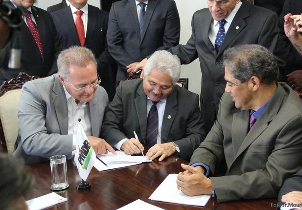 Elmano Férrer se filia ao PMDB