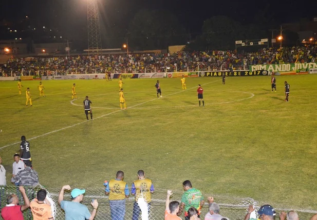 Jogo foi equilibrado com chances desperdiçadas pelos dois lados