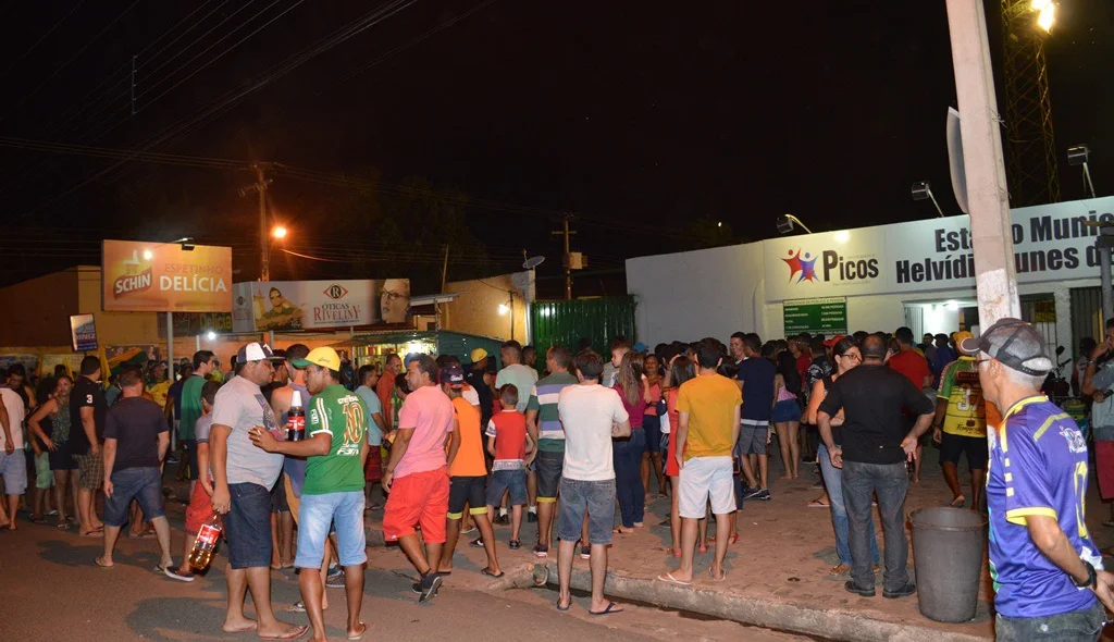 Torcedores fazem fila para comprar ingresso