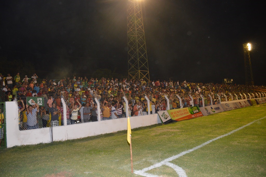 Torcida lota a geral do Estádio Helvídio Nunes