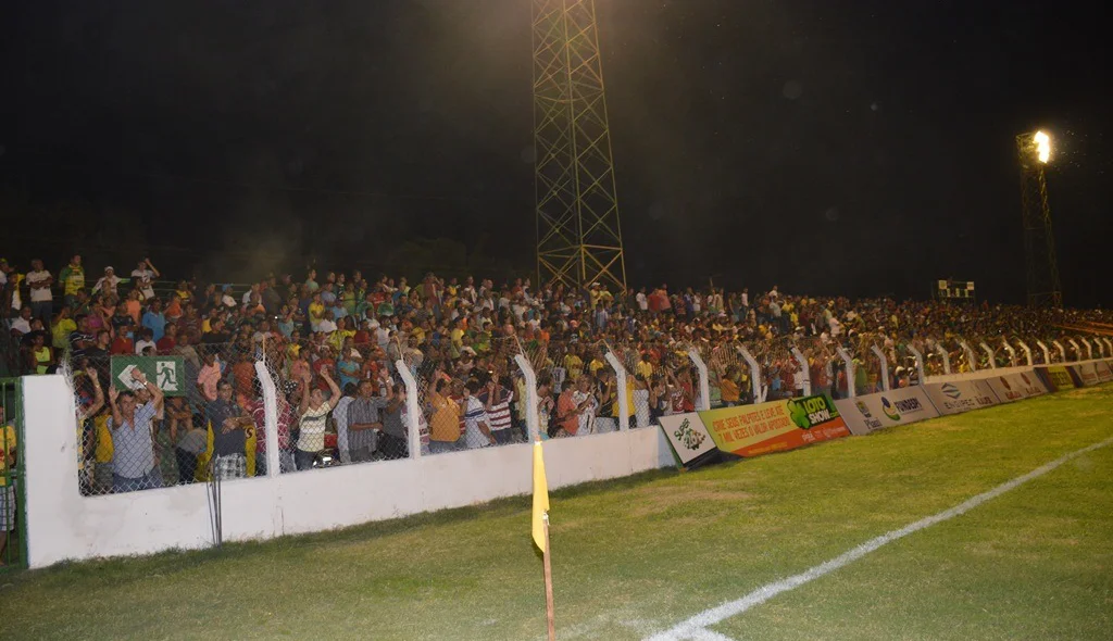 Torcida lota a geral do Estádio Helvídio Nunes