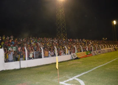 Torcida lota a geral do Estádio Helvídio Nunes