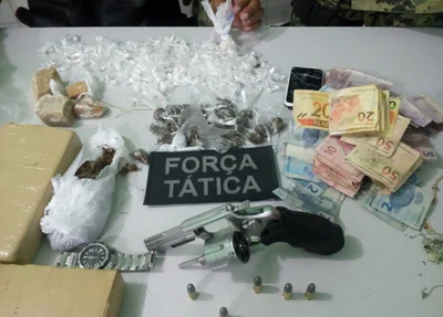 Drogas, dinheiro, arma e objetos apreendidos na residência