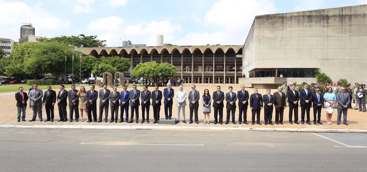 Foto oficial com os deputados