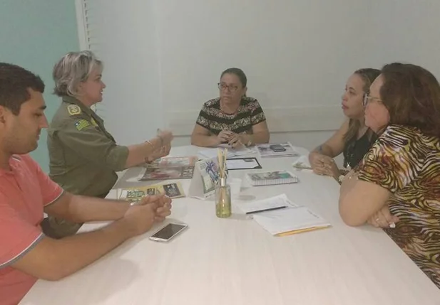 Prefeita Vilma Amorim se reúne com Major Elizete