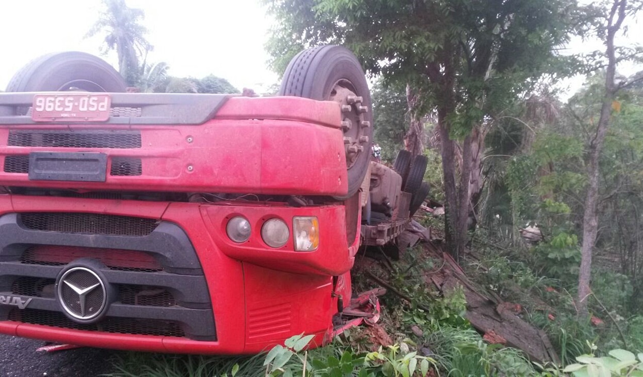 Caminhoneiro morre após grave acidente
