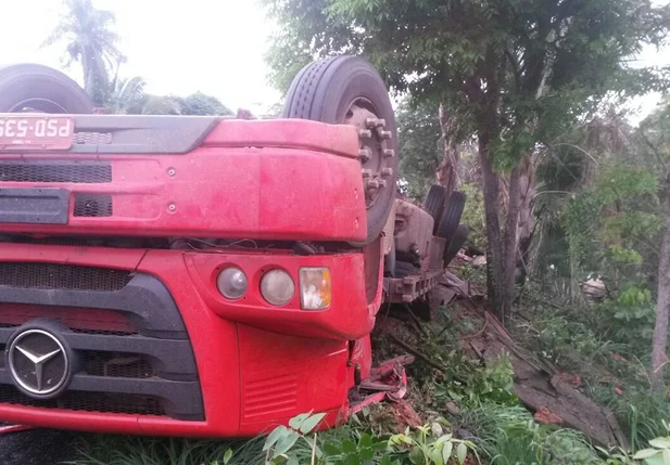 Caminhoneiro morre após grave acidente
