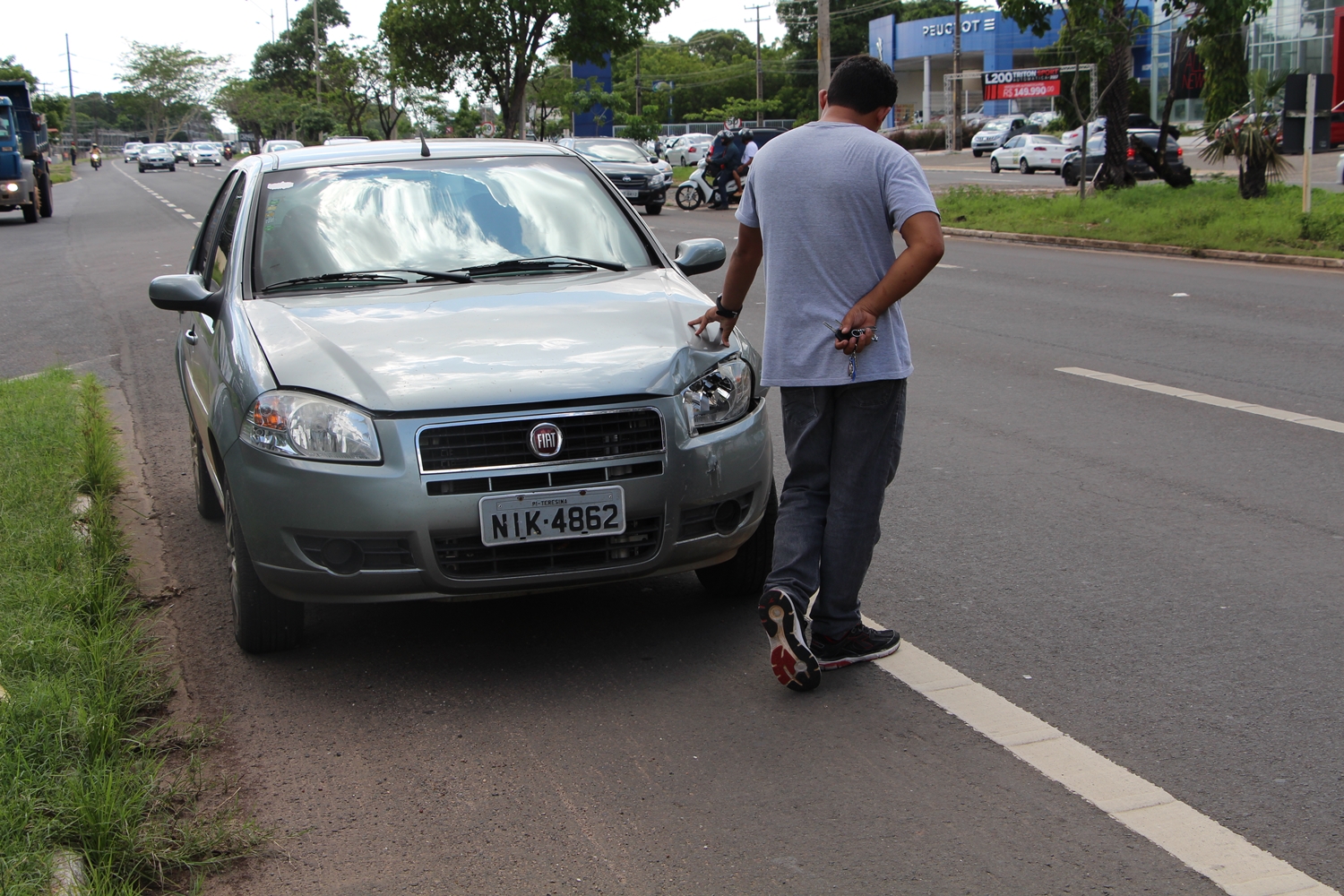 Carro atingido pelo Siena preto