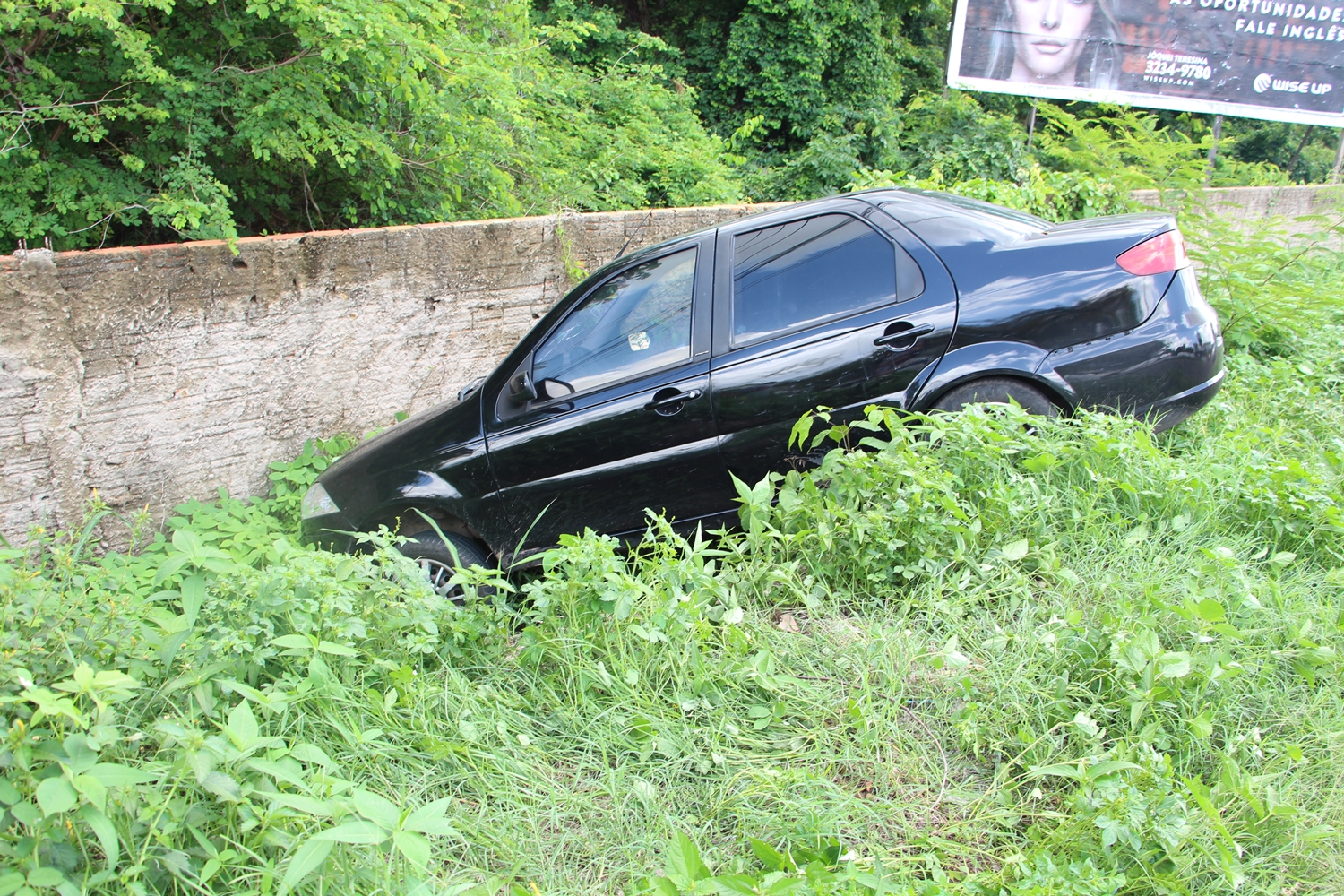 Carro desce ribanceira na João XXIII