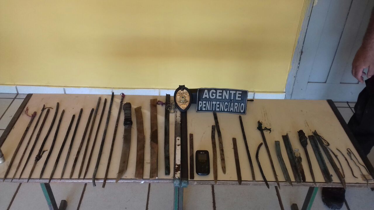 Foram apreendidas 35 barras de ferro e um aparelho celular