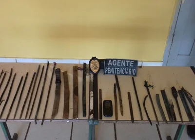 Foram apreendidas 35 barras de ferro e um aparelho celular