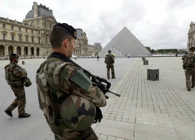 Soldados isolaram a área do museu Louvre em Paris