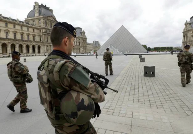 Soldados isolaram a área do museu Louvre em Paris