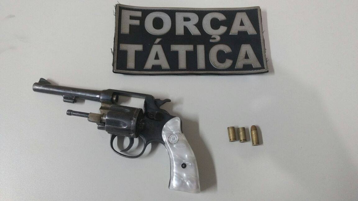 A arma do crime: revólver Taurus, calibre 32, com duas cápsulas deflagradas e uma munição intacta.