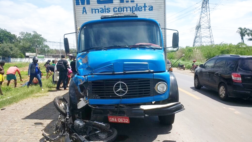 Motociclista colidiu no caminhão de carga