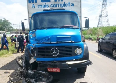 Motociclista colidiu no caminhão de carga