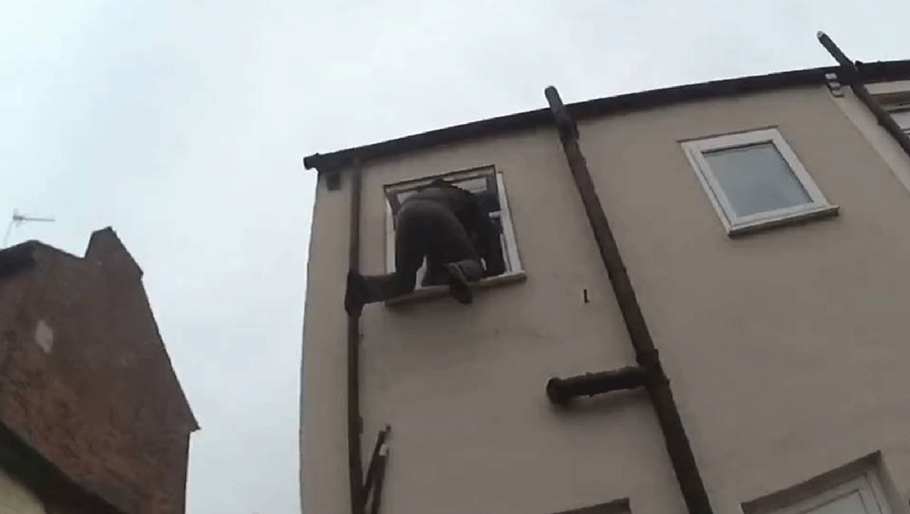 Ladrão fica preso em janela ao tentar assaltar casa