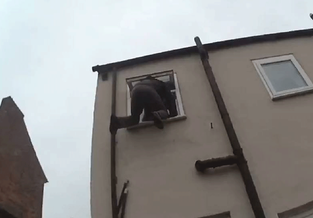 Ladrão fica preso em janela ao tentar assaltar casa