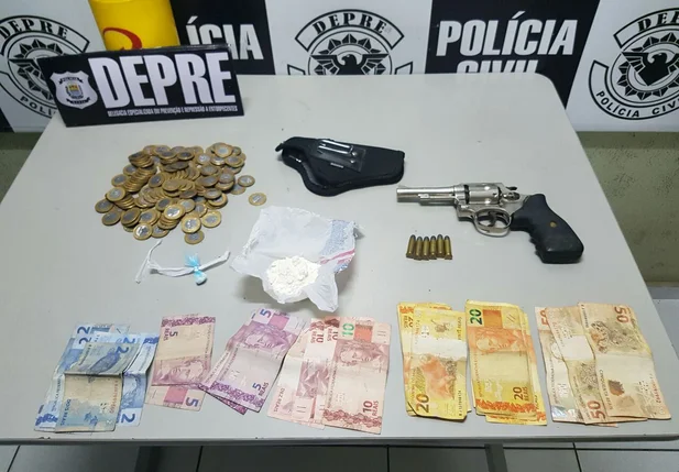 No local foram apreendidos cocaína e um revólver calibre 38