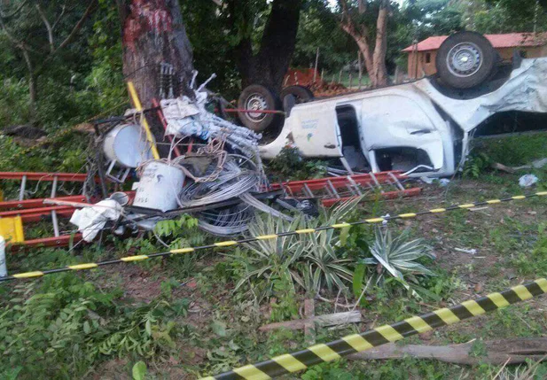 Carro da Eletrobras se envolve em acidente em Palmeirais