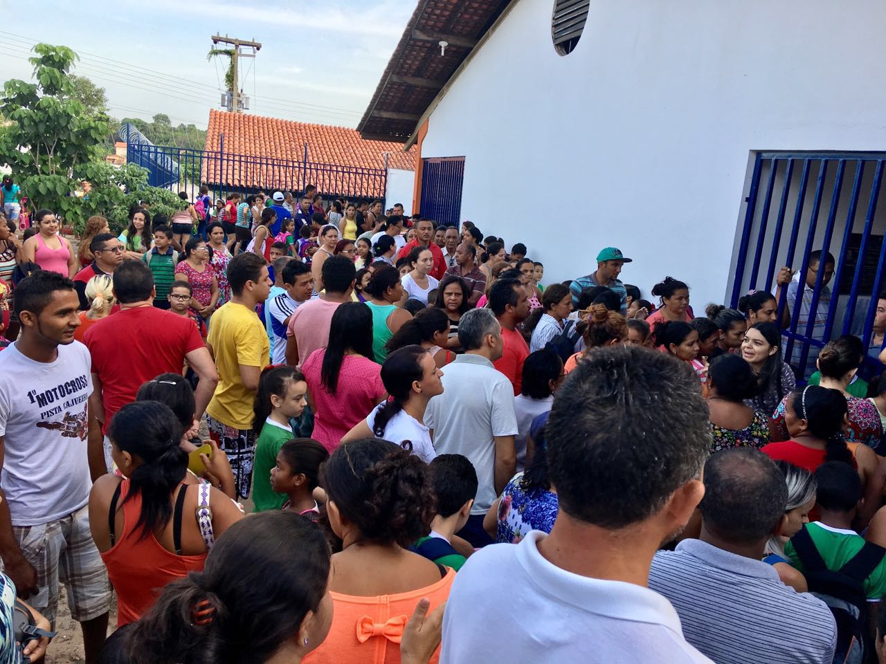 Pais e alunos lotam frente da escola Municipal Camillo Filho