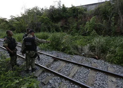 Policial apontando para o corpo