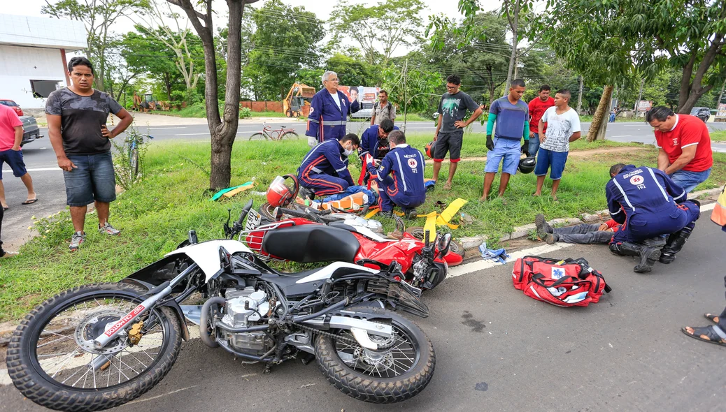 Acidente envolvendo 2 motocicletas na avenida João XXIII