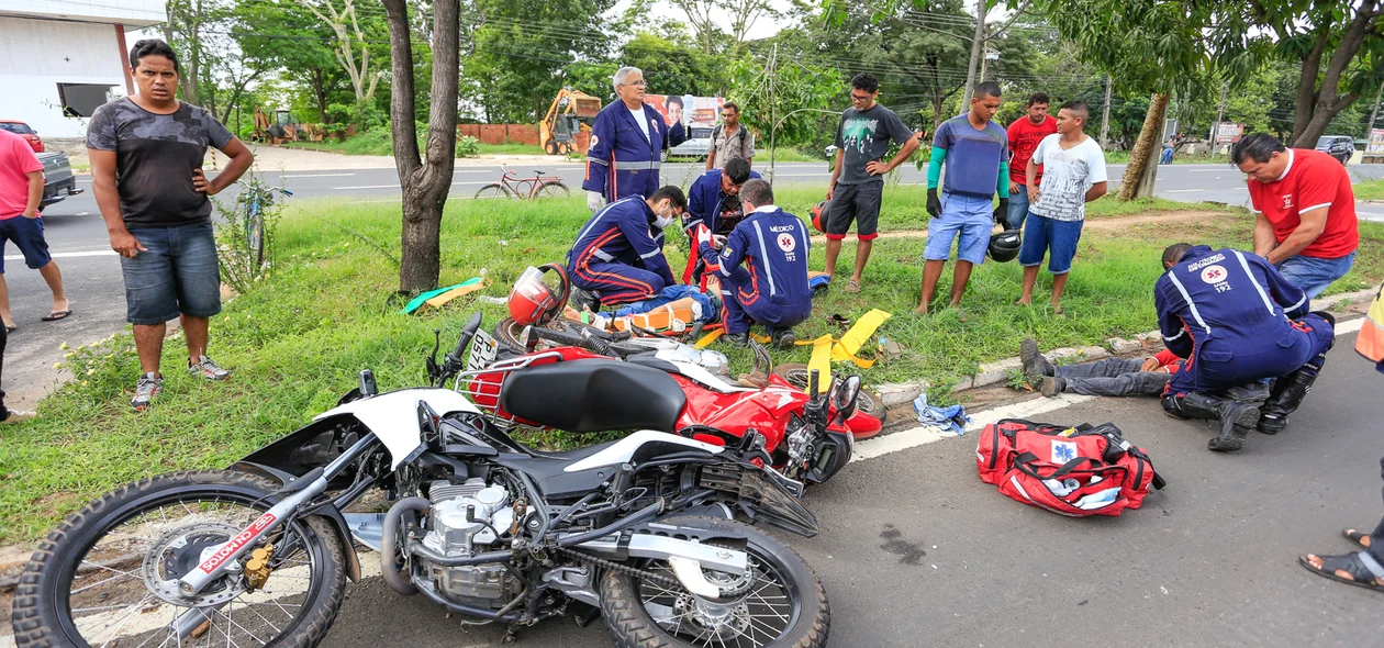 Acidente envolvendo 2 motocicletas na avenida João XXIII
