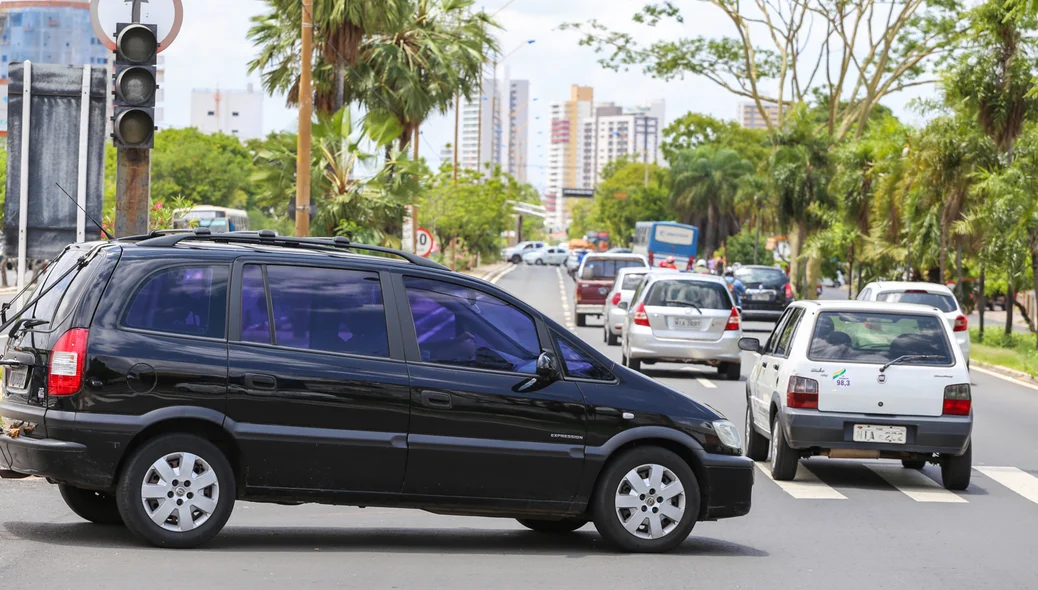 Carro com dificuldade para passar