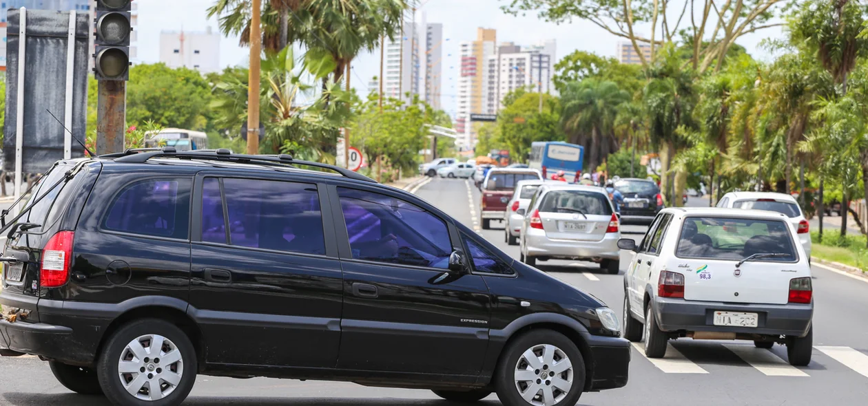 Carro com dificuldade para passar