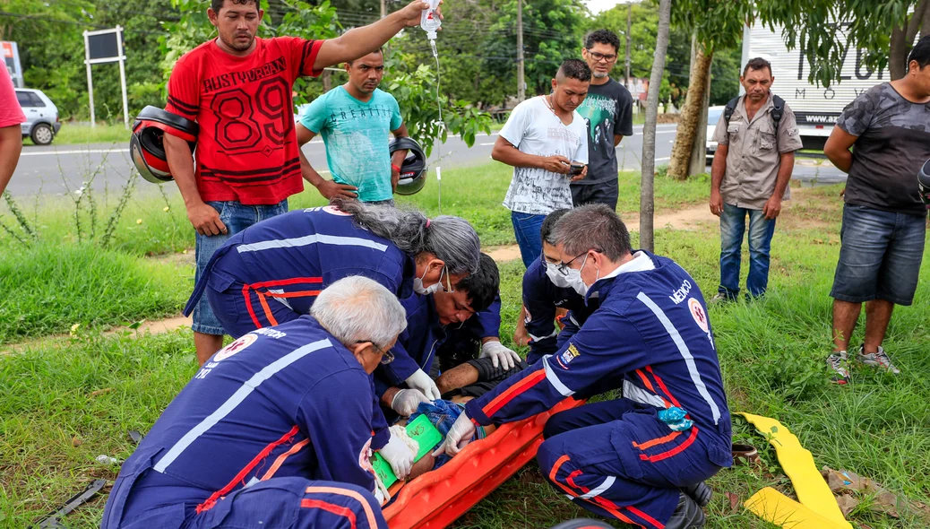 Equipe do Samu prestando  atendimento