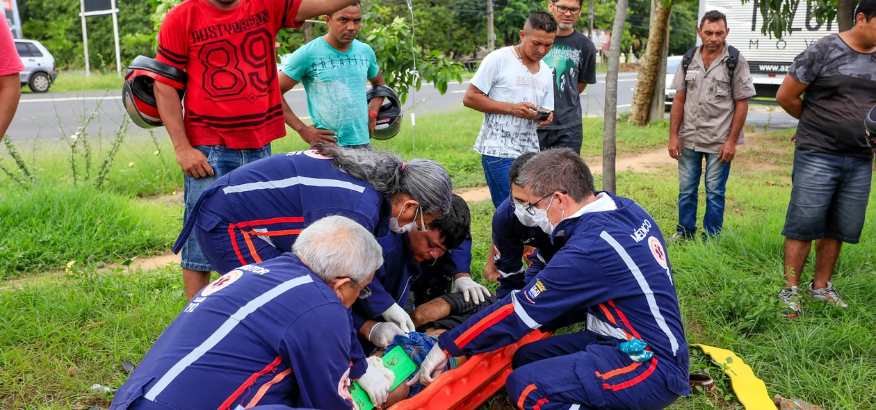 Equipe do Samu prestando  atendimento