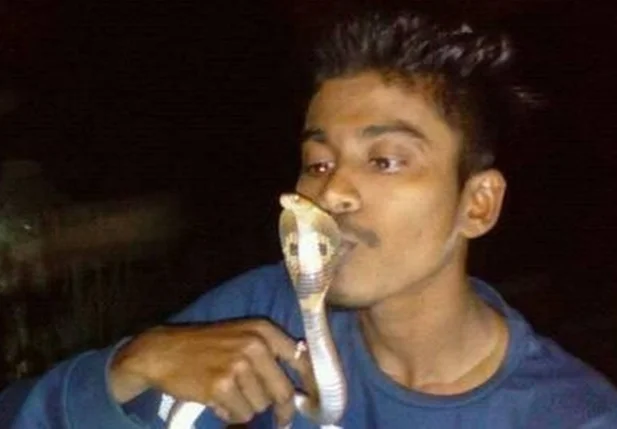 Jovem morre após tirar foto beijando cobra e ser picado 