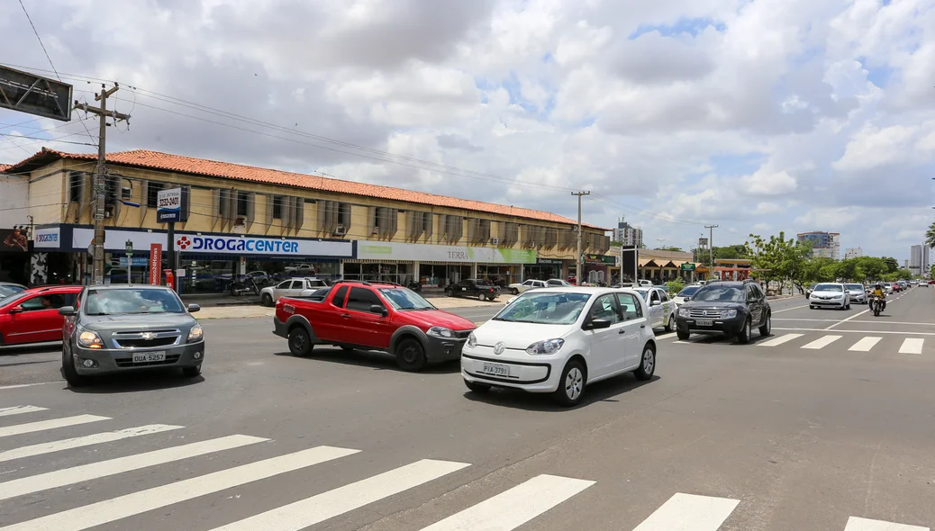 Semáforo com defeito causa transtorno na avenida João XXIII