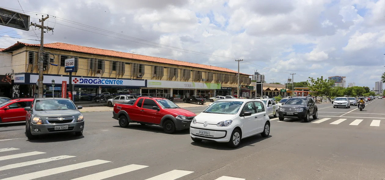 Semáforo com defeito causa transtorno na avenida João XXIII